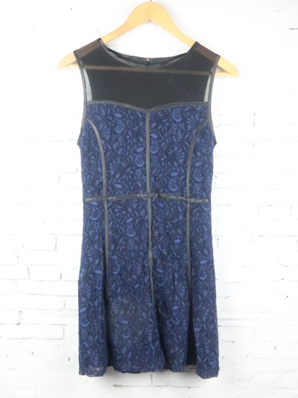 FOREVERβ21βXXIΒ JUNIORSβBLUE &βBLACKβSLEEVELESSβLACEβDRESSβSIZEβMEDIUM